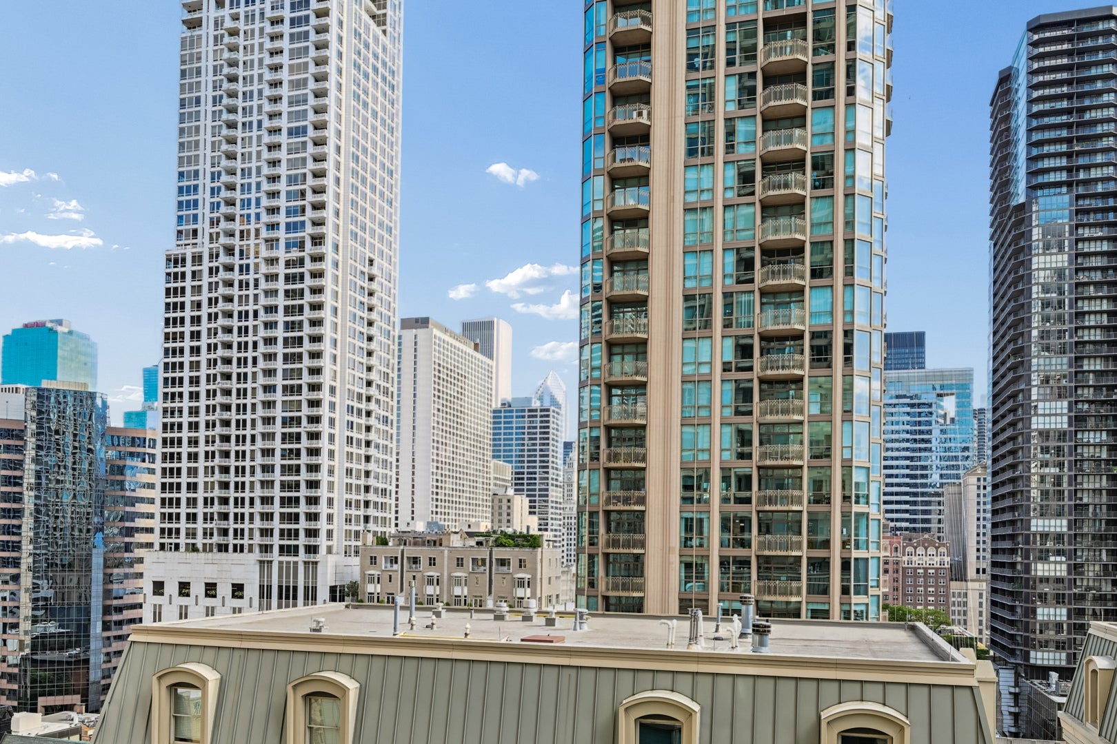 25 E SUPERIOR Street 1504
