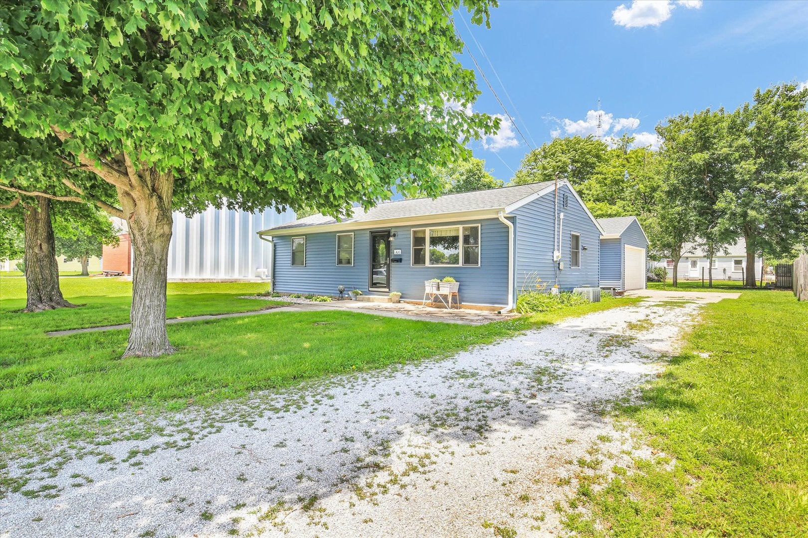906 E Daggy Street