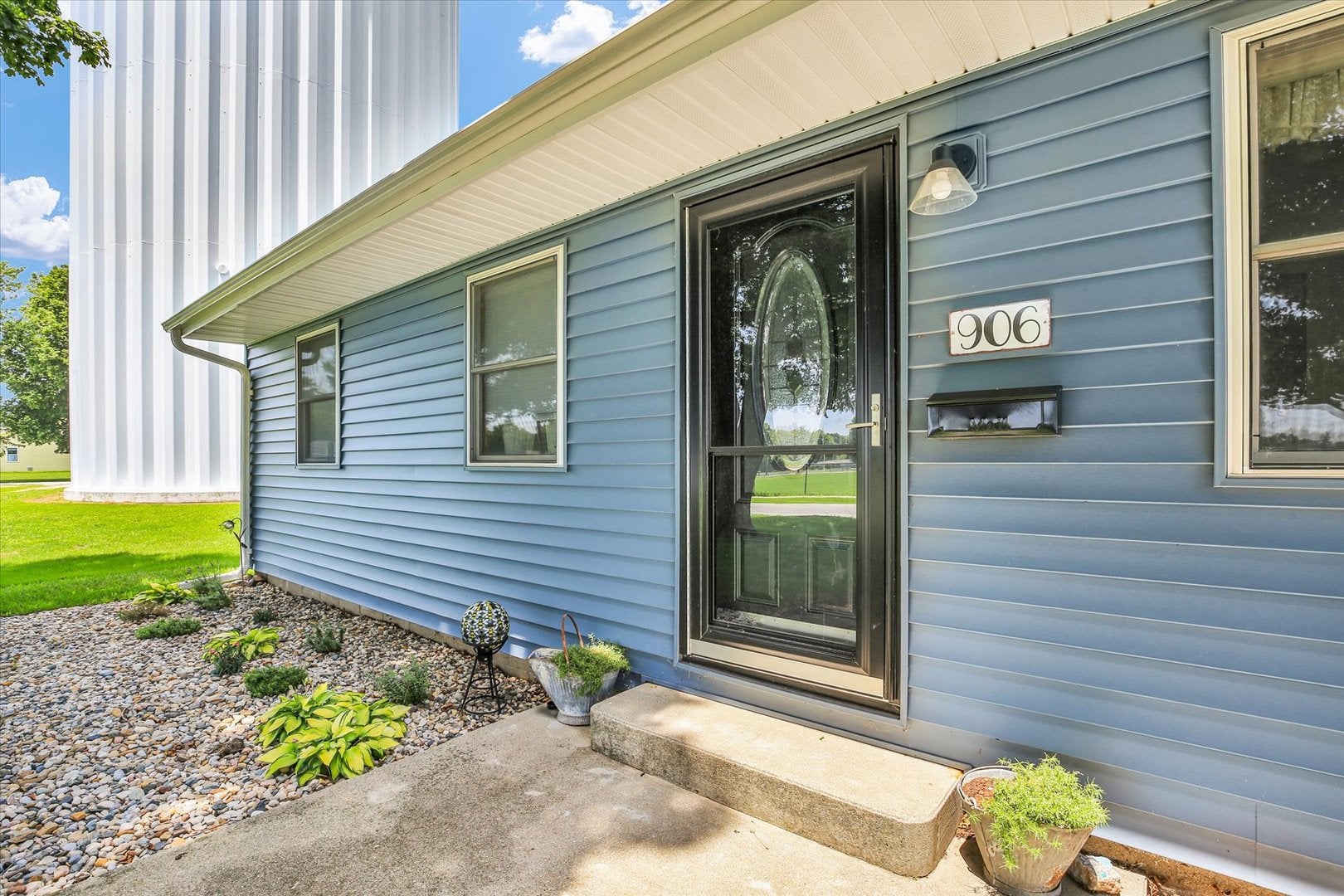 906 E Daggy Street