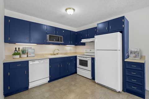 Tiny photo for 1916 Tracy Drive #31, Bloomington, IL 61704 (MLS # 12535779)