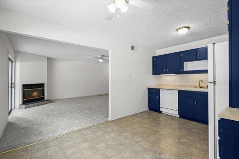 Tiny photo for 1916 Tracy Drive #31, Bloomington, IL 61704 (MLS # 12535779)