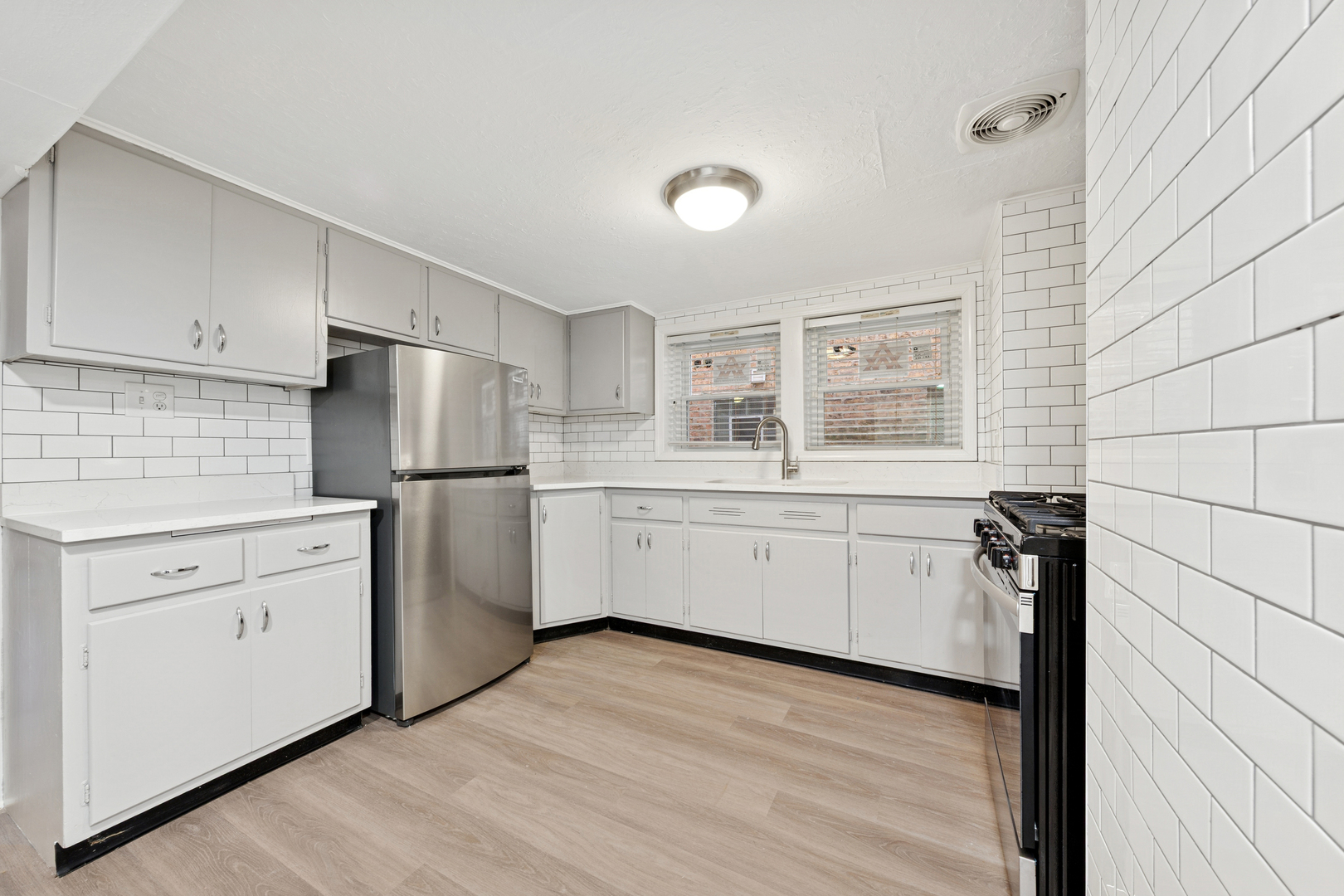 3636 N Claremont Avenue G