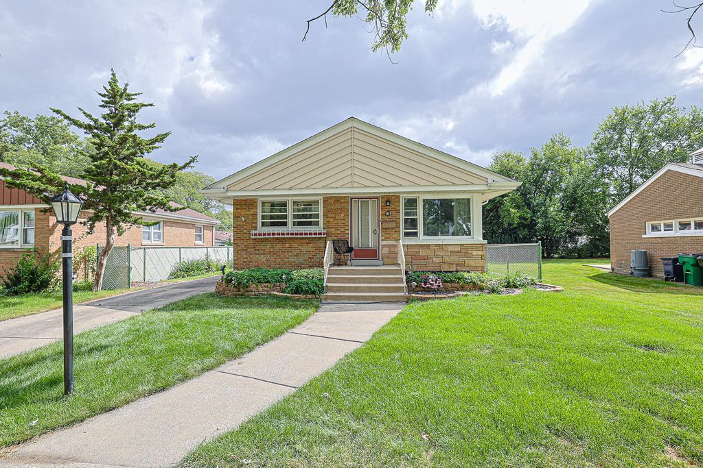 Photo for 1413 Highridge Parkway, Westchester, IL 60154 (MLS # 12465714)