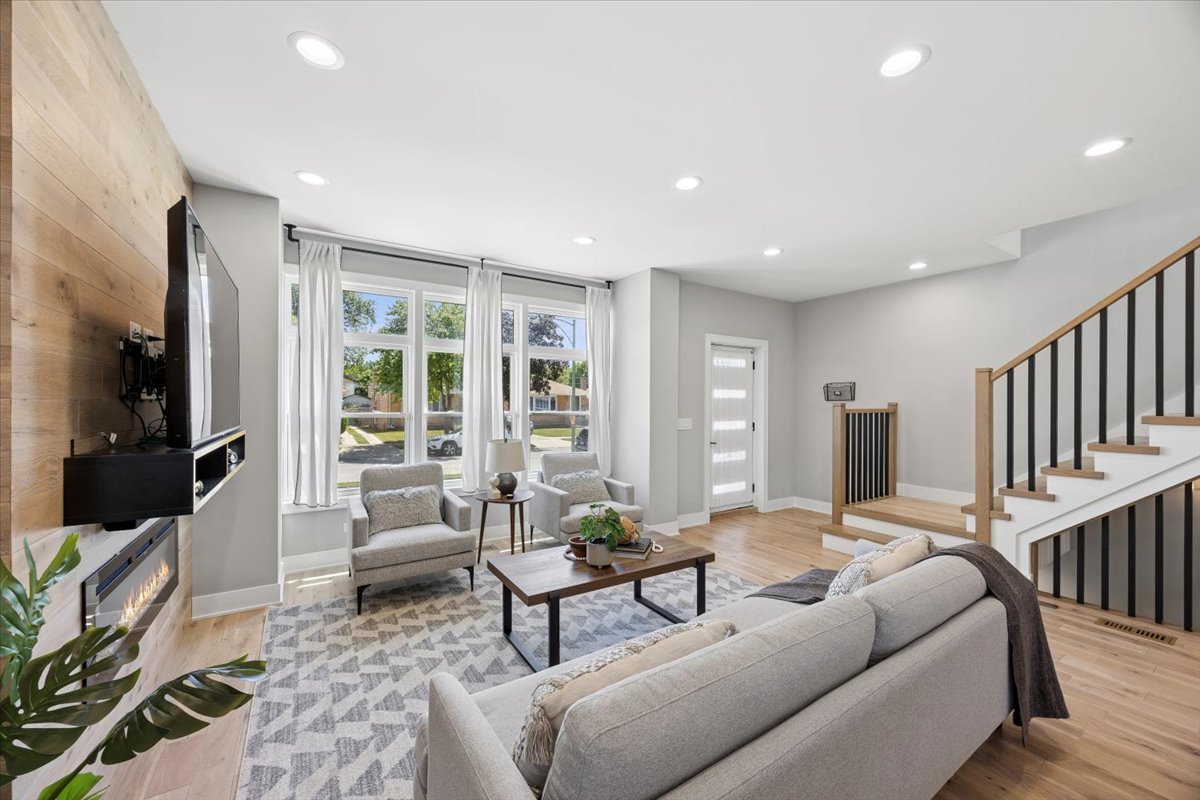 3842 W 108th Place
