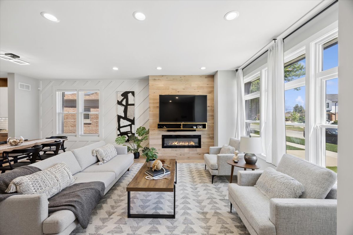 3842 W 108th Place