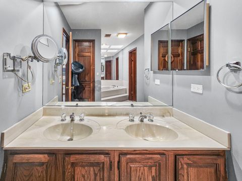 Tiny photo for 1525 N Kendal Court, Arlington Heights, IL 60004 (MLS # 12570086)