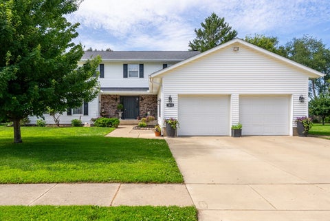 Photo of 1139 BROOKVIEW Drive, De Witt, IA 52742 (MLS # 12692694)