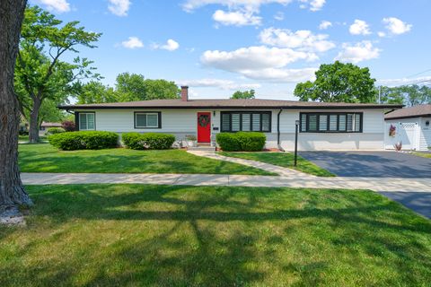 Photo of 500 E Holly Avenue, Mount Prospect, IL 60056 (MLS # 12462876)