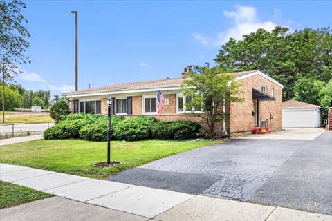 Photo of 402 N Douglas Avenue #402, Villa Park, IL 60181 (MLS # 12672370)