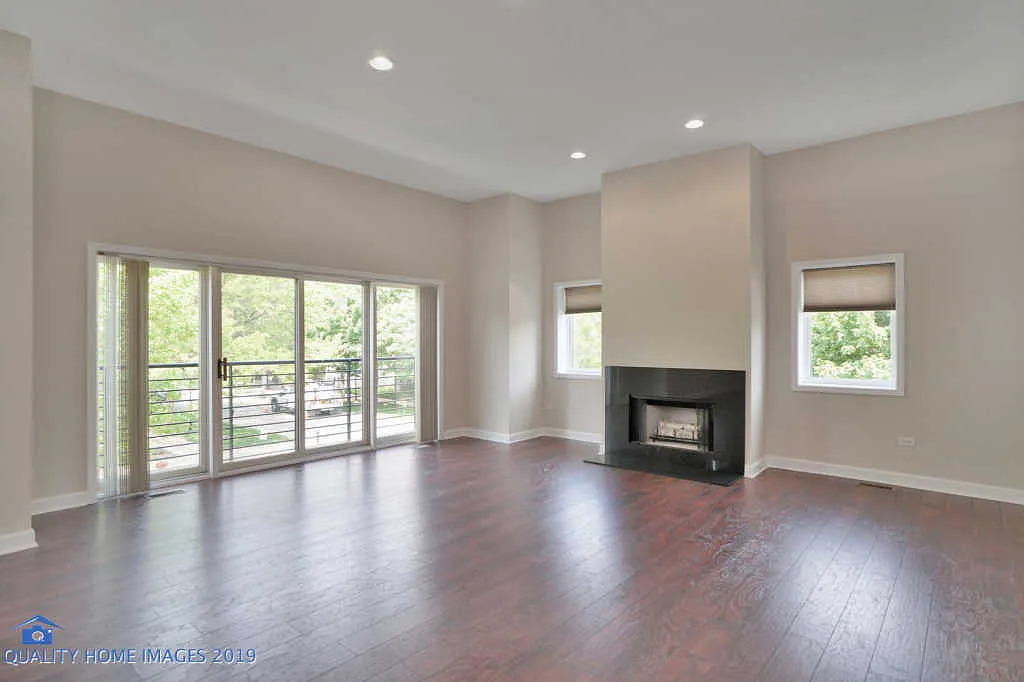 1501 S Prairie Avenue 01