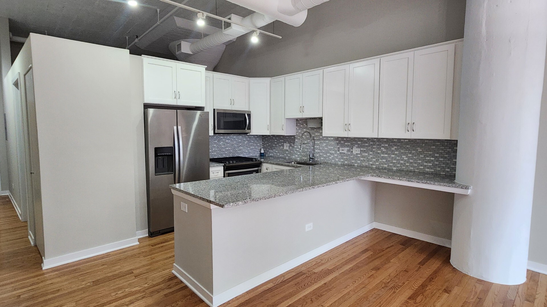 333 W Hubbard Street 607