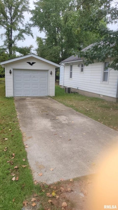 Tiny photo for 211 W Bryan Street, Herrin, IL 62948 (MLS # EB456944)
