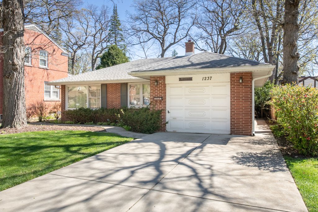 Photo for 1237 S Western Avenue, Park Ridge, IL 60068 (MLS # 12032939)