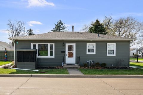Photo of 1226 26th Street, Bettendorf, IA 52722 (MLS # 12613484)