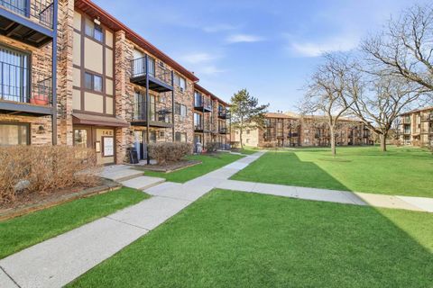 Tiny photo for 142 Klein Creek Court #B, Carol Stream, IL 60188 (MLS # 12575637)