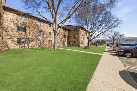 Tiny photo for 142 Klein Creek Court #B, Carol Stream, IL 60188 (MLS # 12575637)