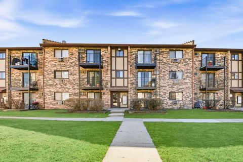 Photo of 142 Klein Creek Court #B, Carol Stream, IL 60188 (MLS # 12575637)