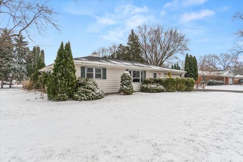 Tiny photo for 906 Lindenwood Drive, Aurora, IL 60506 (MLS # 12594258)