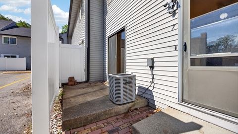 Tiny photo for 1108 E Jefferson Street #7, Bloomington, IL 61701 (MLS # 12639148)