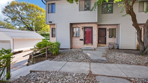 Photo of 1108 E Jefferson Street #7, Bloomington, IL 61701 (MLS # 12639148)