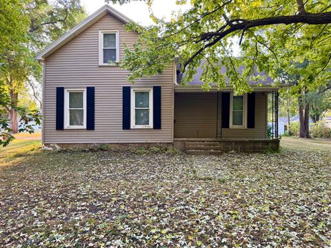 Photo of 301 N 2nd Avenue, Chenoa, IL 61726 (MLS # 12525132)