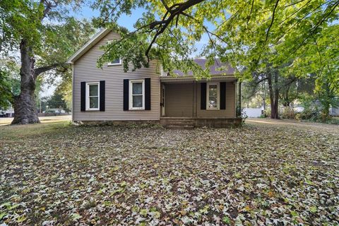 Tiny photo for 301 N 2nd Avenue, Chenoa, IL 61726 (MLS # 12525132)