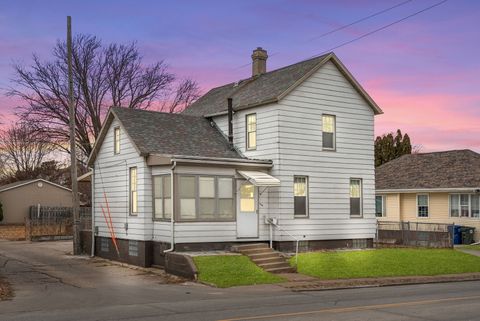 Photo of 1618 N Marquette Street, Davenport, IA 52804 (MLS # 12566277)