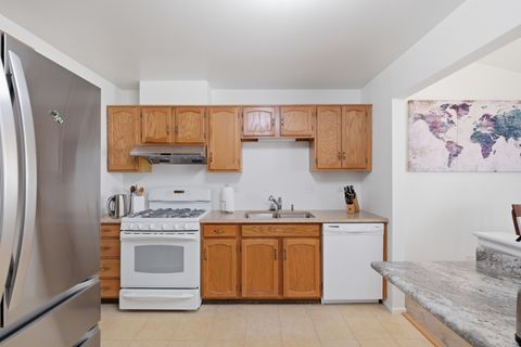 Tiny photo for 1606 PENNSBURY Court #C2, Wheeling, IL 60090 (MLS # 12618370)
