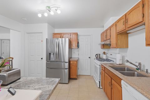 Tiny photo for 1606 PENNSBURY Court #C2, Wheeling, IL 60090 (MLS # 12618370)