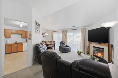 Tiny photo for 1606 PENNSBURY Court #C2, Wheeling, IL 60090 (MLS # 12618370)