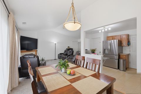 Tiny photo for 1606 PENNSBURY Court #C2, Wheeling, IL 60090 (MLS # 12618370)