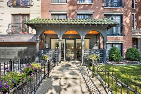 Photo of 512 W Barry Avenue #401, Chicago, IL 60657 (MLS # 12466472)