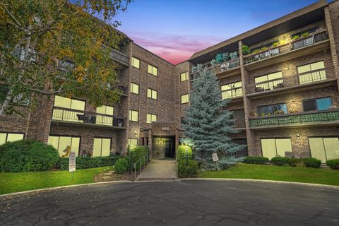 Tiny photo for 1400 N Elmhurst Road #302, Mount Prospect, IL 60056 (MLS # 12495030)