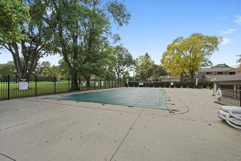 Tiny photo for 1400 N Elmhurst Road #302, Mount Prospect, IL 60056 (MLS # 12495030)