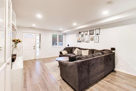 Tiny photo for 2810 N WOLCOTT Avenue #2810, Chicago, IL 60657 (MLS # 12630186)