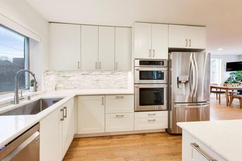 Tiny photo for 2810 N WOLCOTT Avenue #2810, Chicago, IL 60657 (MLS # 12630186)