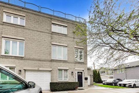 Tiny photo for 2810 N WOLCOTT Avenue #2810, Chicago, IL 60657 (MLS # 12630186)