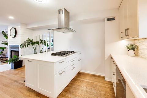 Tiny photo for 2810 N WOLCOTT Avenue #2810, Chicago, IL 60657 (MLS # 12630186)
