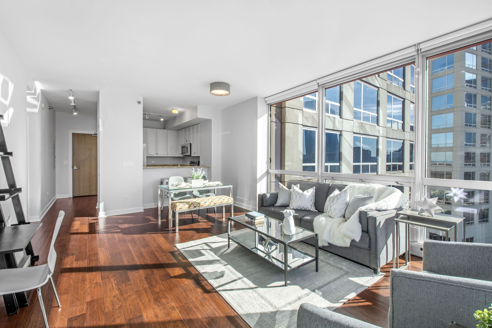 1841 S Calumet Avenue 908