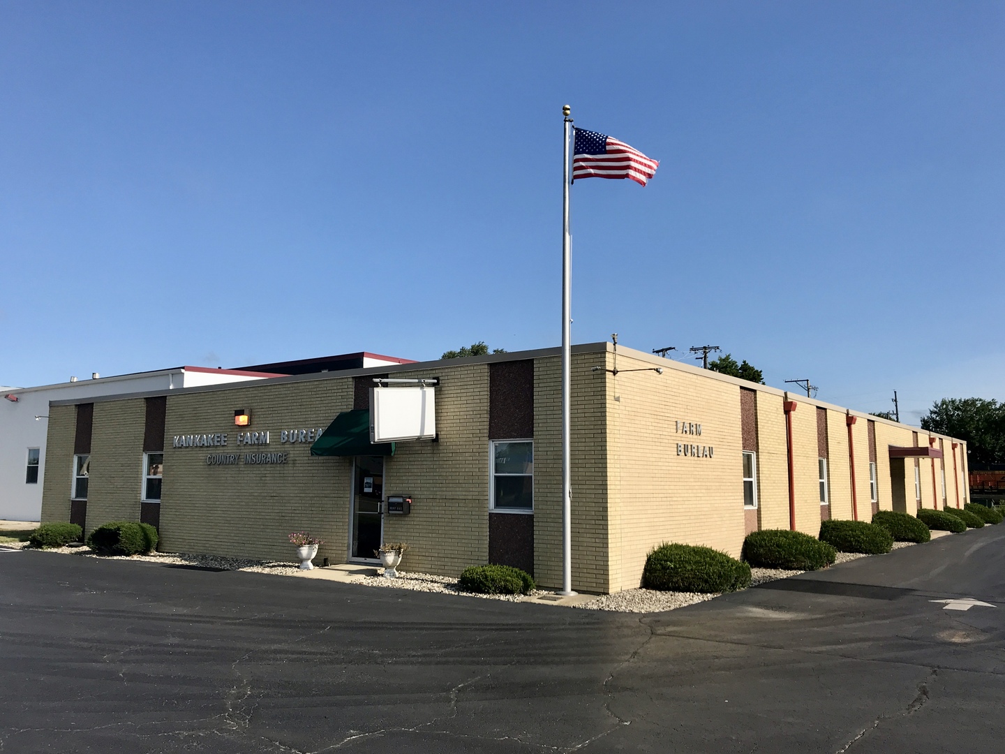 Photo 1 of 7 — 1605 W Court Street, Kankakee, IL 60901