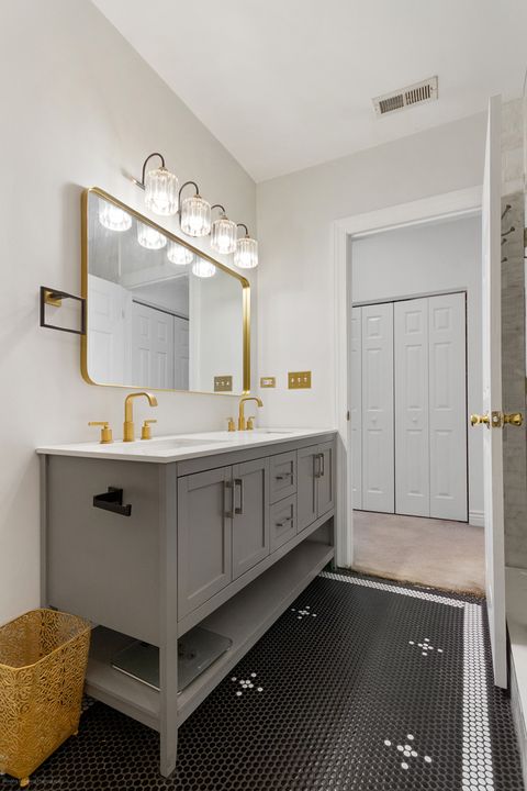 Tiny photo for 2409 W Catalpa Avenue #106, Chicago, IL 60625 (MLS # 12586678)