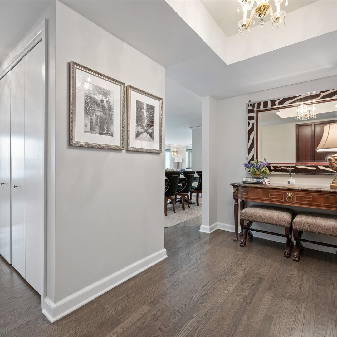 132 E Delaware Place 5106