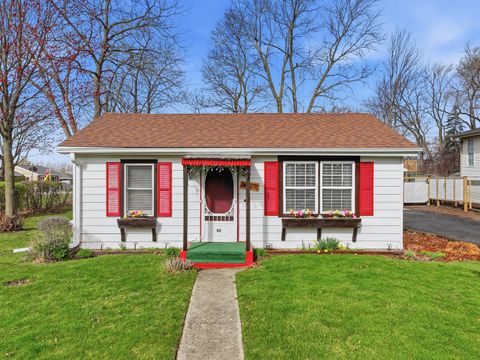 Photo of 101 Oakleaf Road, Lake In The Hills, IL 60156 (MLS # 12612981)