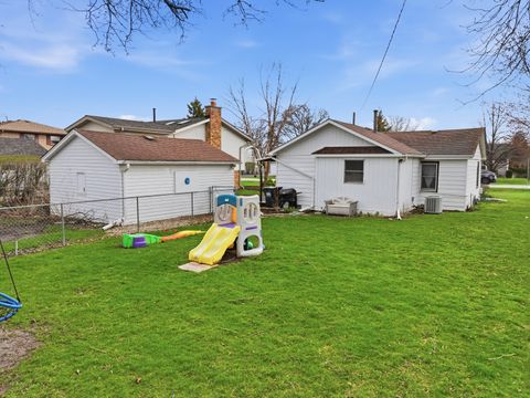 Tiny photo for 101 Oakleaf Road, Lake In The Hills, IL 60156 (MLS # 12612981)