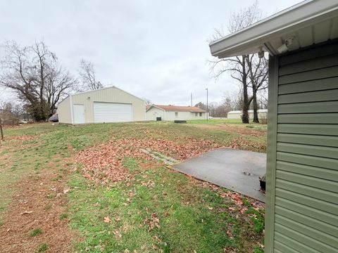 Tiny photo for 858 Benton Street, Eldorado, IL 62930 (MLS # 12583871)