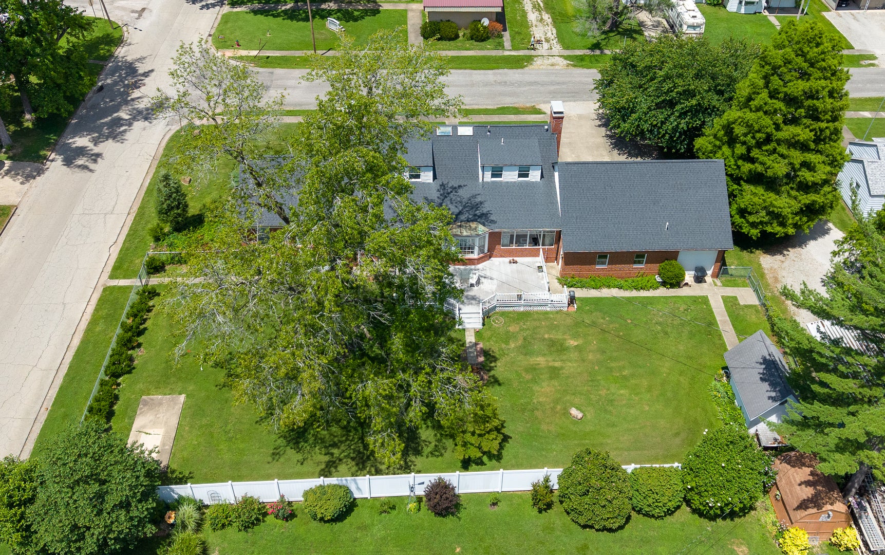 825 W Warmouth Street