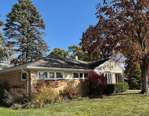 Tiny photo for 911 E Villa Drive, Des Plaines, IL 60016 (MLS # 12513592)