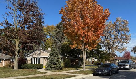 Tiny photo for 911 E Villa Drive, Des Plaines, IL 60016 (MLS # 12513592)
