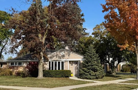 Tiny photo for 911 E Villa Drive, Des Plaines, IL 60016 (MLS # 12513592)