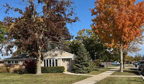 Tiny photo for 911 E Villa Drive, Des Plaines, IL 60016 (MLS # 12513592)